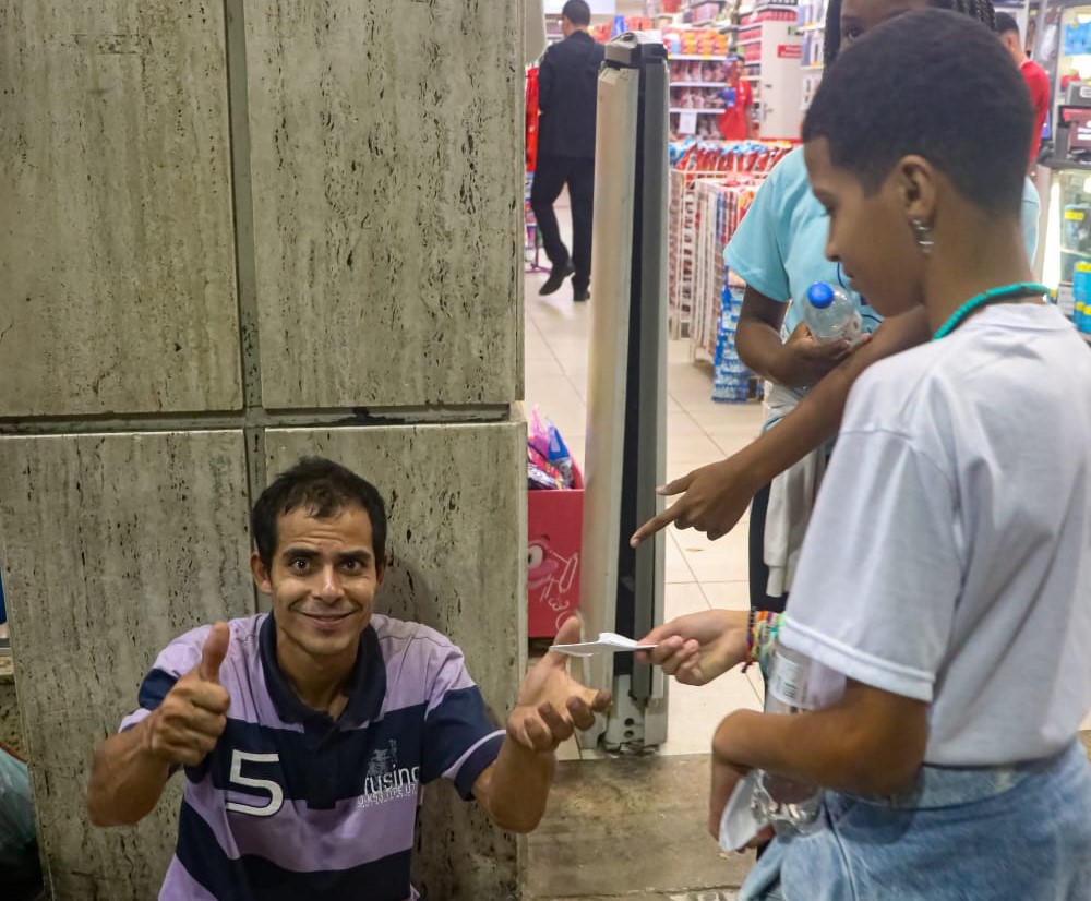 A Heartwarming Encounter: How the Love of Children Touched a Homeless Man’s Soul